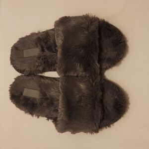 𝅺Victoria's Secret Pink small gray fluffy slippers